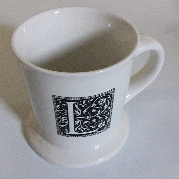 Housewares International Other - 𝅺WHITE pottery mug w/ wide base “L” in black deco.